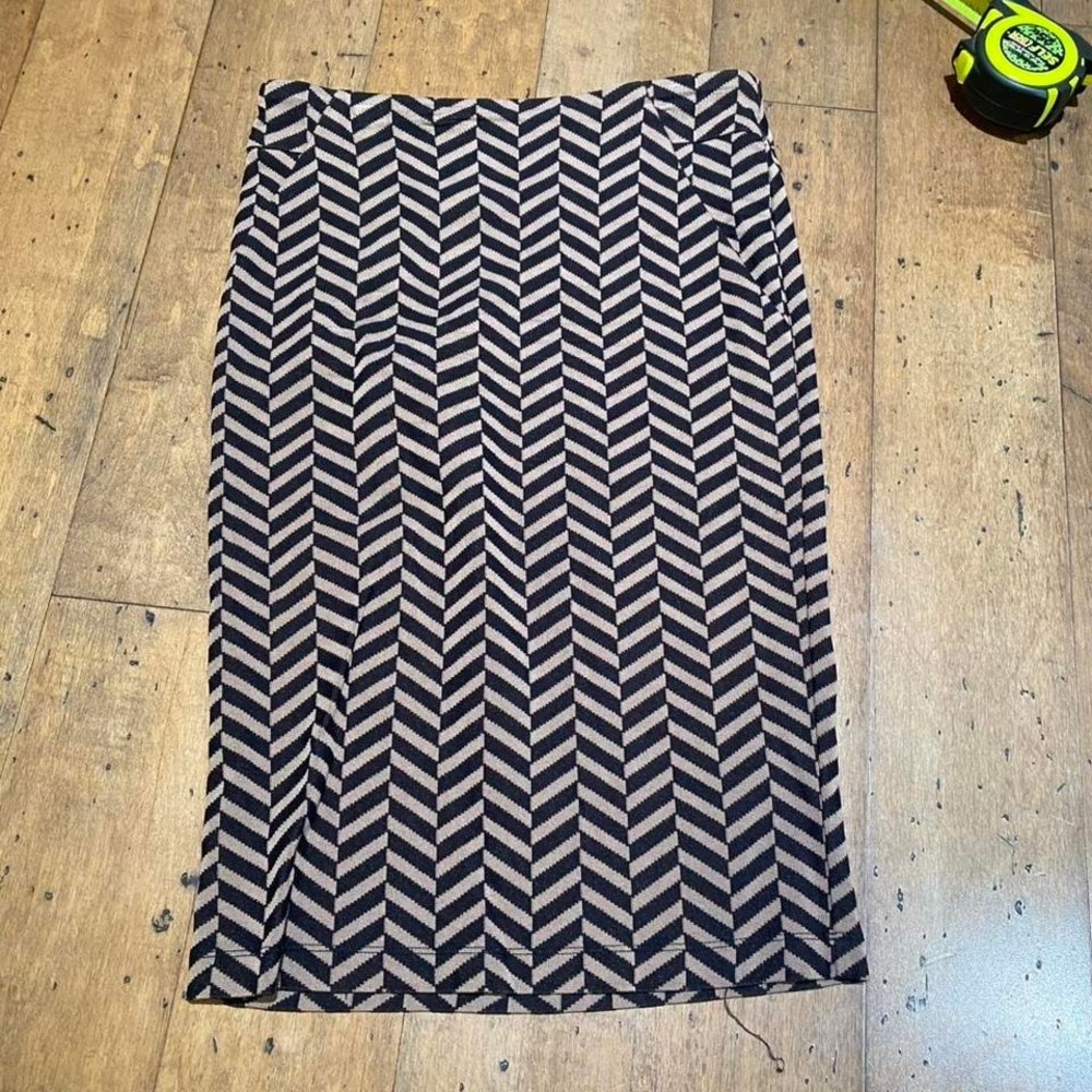Soho black and tan chevron print‎ midi skirt Size S